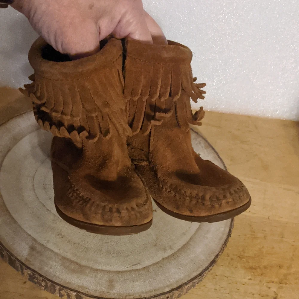 Minnetonka Tan Suede Moccasins Size 7